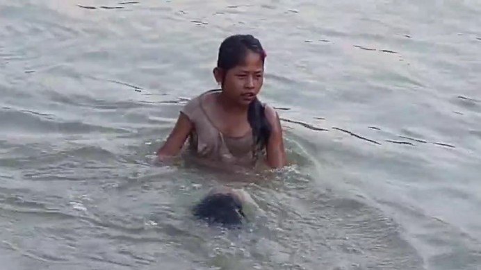 Kids swimming, Nam Khan River, Luang prabang, Laos - Relaxation 009