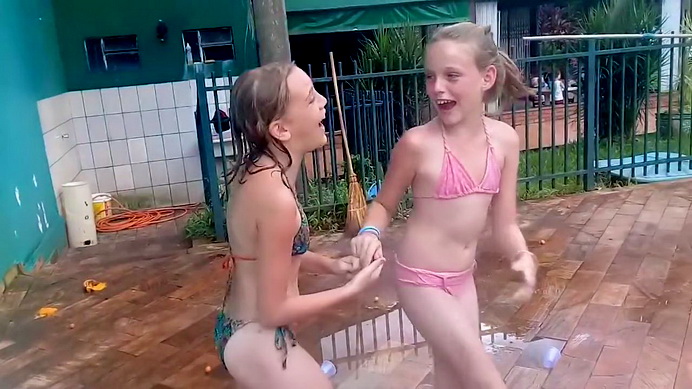 Criança na piscina VS Adolescente na piscina (YT006) 60fps 720p Amanda Hanauer