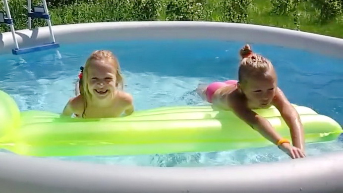Children bathe in the pool. Children's reaction to the pool (YT008) 60fps 720p