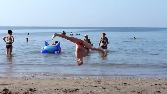 Одесса, гимнастика на пляже - A Gymnast Girl on the Beach! (YT041) 60fps KissTsunami Odessa 2012 720p