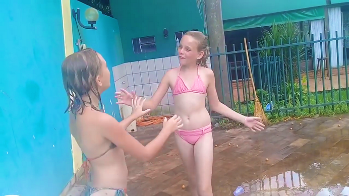 Criança na piscina VS Adolescente na piscina (YT055) 60fps 2018 720p Amanda Hanauer